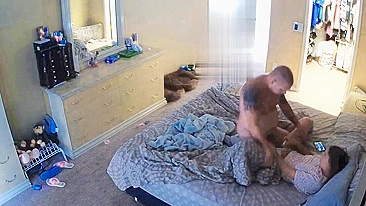 Vídeo de Foda em Câmera Escondida no Quarto dos Pais Expõe Eles Transando