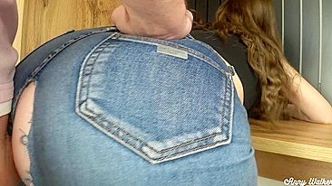 Essa Vadia Rasgou a Calça Pulando no Meu Pau