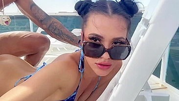 Irmã safada e tarada chupando desleixado e fodendo forte no barco