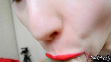 Vadia safada chupa pau babando, depois limpa a boca com porra!
