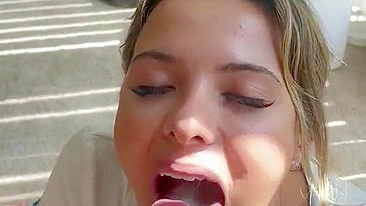 Namorada Amadora Cavalga no Estilo Vaqueira e Engole Porra em Pornô Caseiro