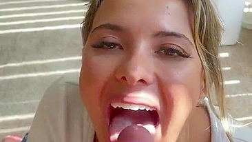 Namorada Amadora Cavalga no Estilo Vaqueira e Engole Porra em Pornô Caseiro