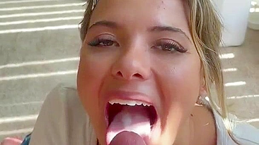 Namorada Amadora Cavalga no Estilo Vaqueira e Engole Porra em Pornô Caseiro