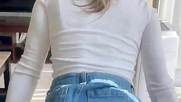 Namorada Amadora Cavalga no Estilo Vaqueira e Engole Porra em Pornô Caseiro