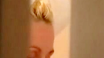 Masturbação Solo Secreta de MILF Flagrada em Câmera Escondida! Dedilhada no Clitóris e Esfregada na Buceta com Orgasmo