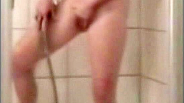 Sessão quente de dedada no chuveiro pega por câmera escondida