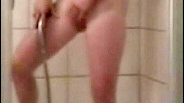 Sessão quente de dedada no chuveiro pega por câmera escondida