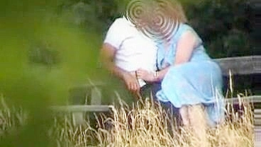 Casal Maduro Fazendo Boquete Público e Engolindo em Câmera Escondida