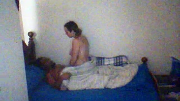 MILF Interracial Cavalga Pau Preto Grande em Pornô Amador Escondido