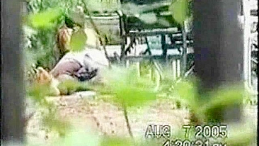 Espiando Sexo Interracial ao Ar Livre na Piscina - Câmera Escondida