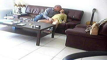 Milf Mamãe em Boquete e Foda Escondida com Namorado na Sala