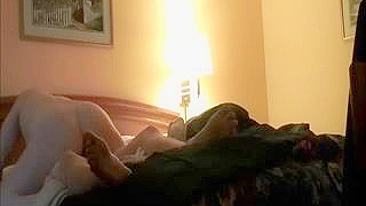 MILF Flagrada na Câmera Escondida - Esposa Traidora com Segredo Exposto!