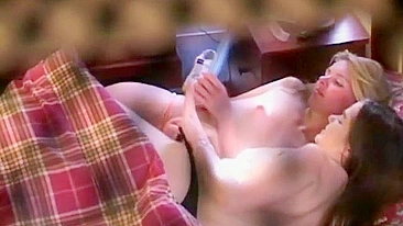 Espiando Beijos de Lésbicas Novinhas em Câmera Escondida