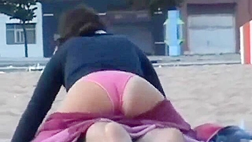 Exibicionista Latina Flagrada em Câmera Escondida Transando em Público com Namorado