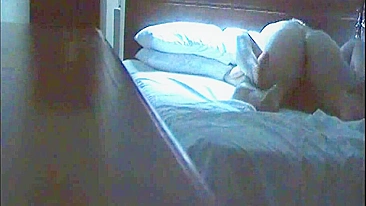 Espiando Sexo em Hotel com Câmera Escondida - Vaqueira Cavalgando e Creampie