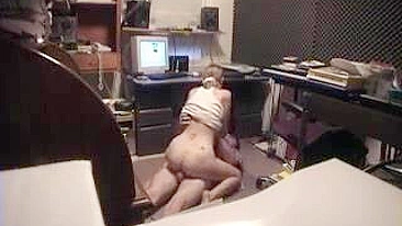 Espiando loira amadora em pornô caseiro de câmera escondida