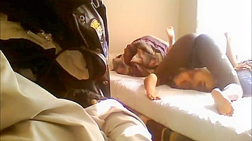 Rapidinha Interracial com Garota Branca Gozando na Câmera Escondida