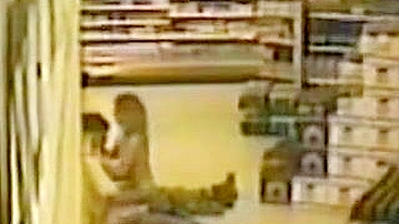 Espiando sexo amador no supermercado à noite com câmera escondida