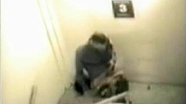 Espionando Sexo na Escada - Pornô Amador de Câmera Escondida