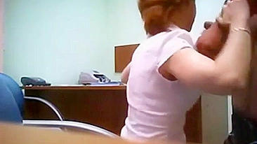 Ruiva Russa Engolindo Porra em Facial no Escritório com Câmera Escondida