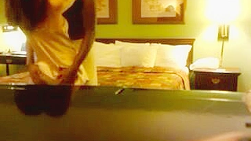 Desejos Liberados - Foda Amadora Interracial em Hotel com Negro e Asiática na Câmera Escondida