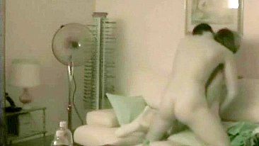 Espiando Câmera Escondida: Vadia Cavalgando no Sofá com Gozada Dentro