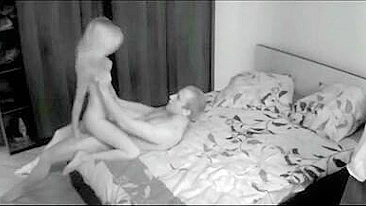 Loira amadora cavalgando magrinha apertada em câmera escondida