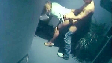 Loira vaqueira engolindo porra em sexo no corredor com câmera escondida