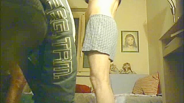 Gay maduro em suruba com novinhos na câmera escondida