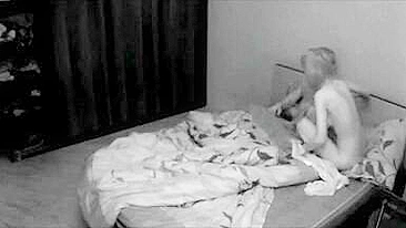 Loira Gostosa em Sessão de Foda Amadora com Câmera Escondida