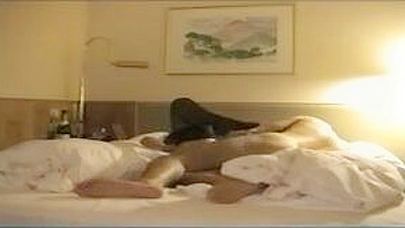 MILF sexy flagrada em câmera escondida - morena amadora de meia-calça e meias