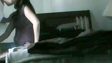 Esposa MILF Swinger Molhadinha pela Primeira Vez em Câmera Escondida com Pauzão