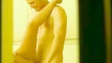 Espie gozadas de universitárias cavalgando em pornô caseiro escondido