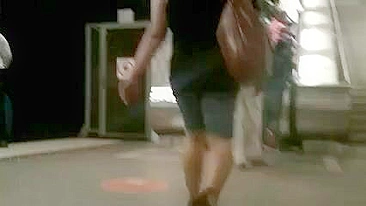 Estrela Pornô Amadora Espiada por Câmera Escondida com Corpo Sarado e Bunda Grande