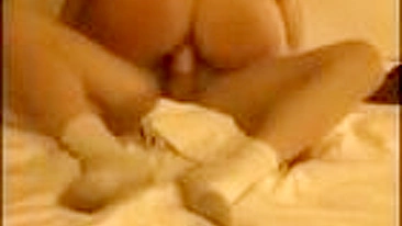 MILF Cavalgando Forte em Câmera Escondida! Porno Amador com Bunda Grande e Gozada