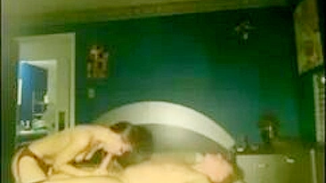 Espiando morena magra cowgirl fudendo de quatro em câmera escondida