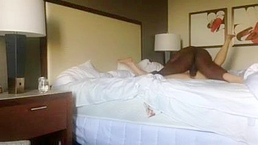 Flagrada! MILF Casada em Encontro Interracial Secreto com BBC