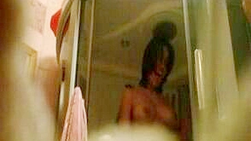 Morena Universitária se Masturbando no Banho com Peitões