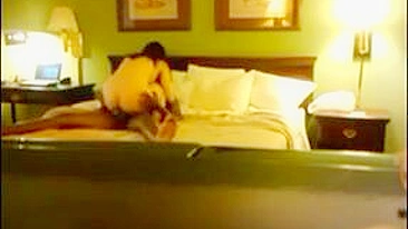 Cowgirl de Chinatown Cavalgando Pauzão Preto em Câmera Escondida Interracial