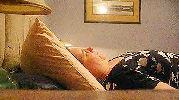 Mãe Madura Goza com Cunilíngua em Câmera Escondida