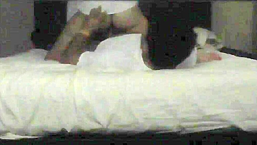 Amadora Cavalgando com Bunda Grande em Câmera Escondida