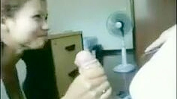 Boquete explosivo da secretária! MILF amadora engolindo porra no escritório em câmera oculta