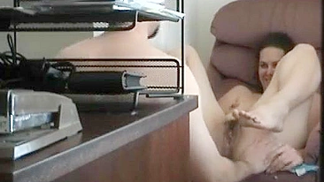 MILF Traindo o Marido com Câmera Escondida no Escritório