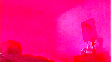 Esposa Latina Gemendo Alto Trai o Marido com Câmera Escondida