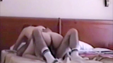 MILF Cavalgando em Câmera Escondida, Gemendo e Gozando Caseiro