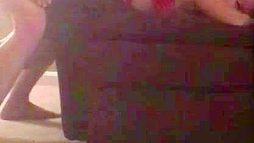 Esposa MILF em swing com maridão corno na câmera escondida