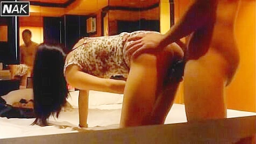 Espiando Magrinha Pequenina de Peitos Pequenos em Câmera Escondida Caseira