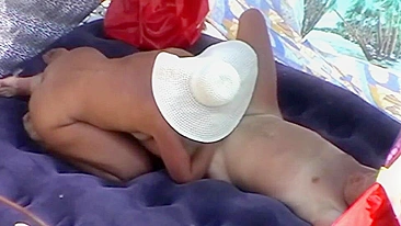 Milf Gostosa Flagrada na Câmera Escondida na Praia