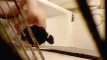 Morena Gostosa Se Depila e Leva Gozada na Cara na Câmera! Porra na Boca Amadora