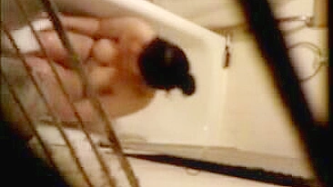 Morena Gostosa Se Depila e Leva Gozada na Cara na Câmera! Porra na Boca Amadora